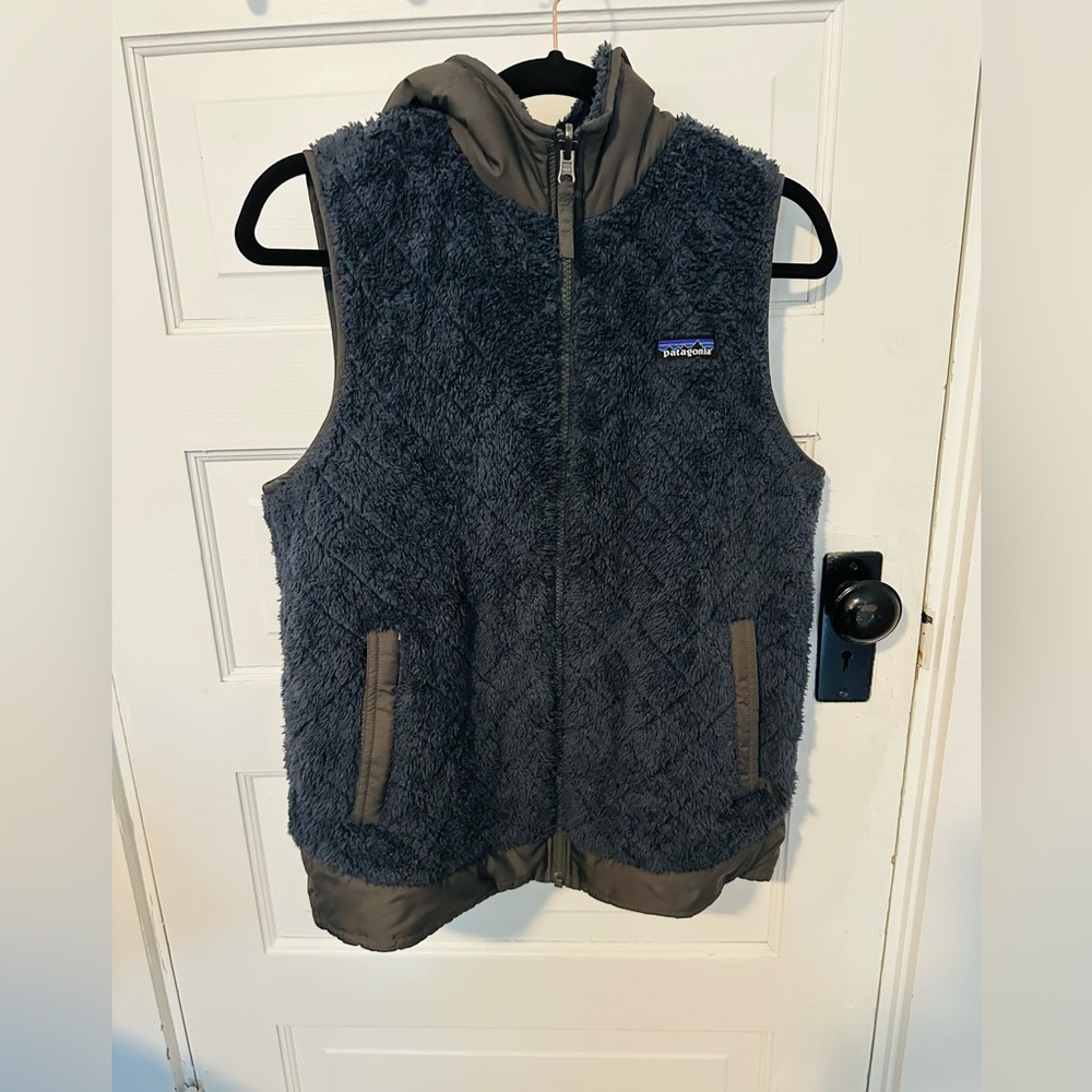 Patagonia Women Los Gatos reversible hooded vest- Charcoal Gray